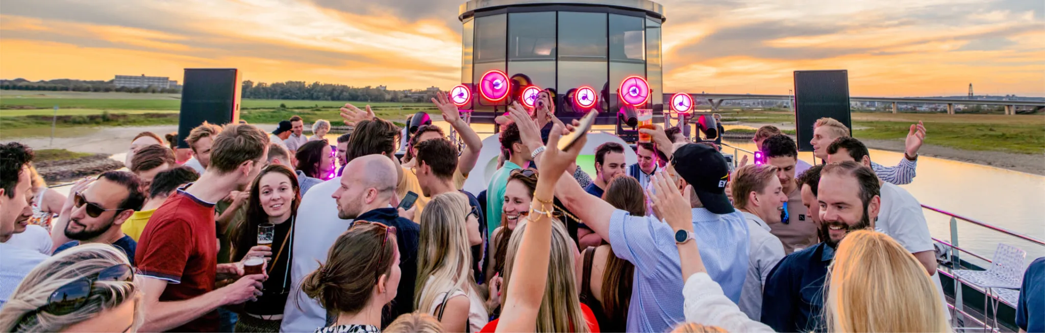 Feest op de boot bij zonsondergang