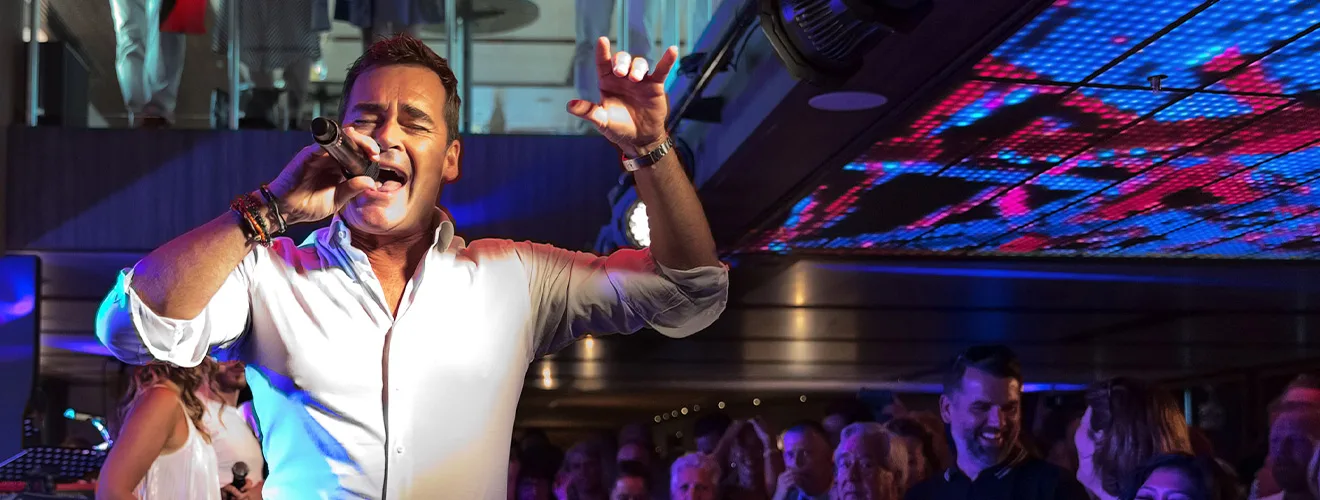 Zanger aan boord van het schip tijdens een feest